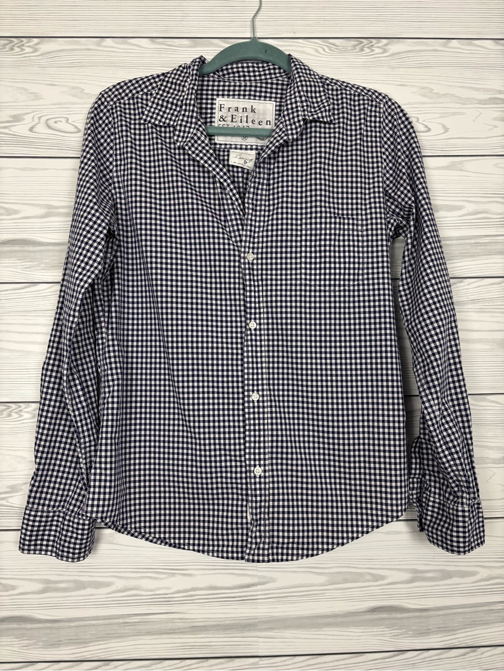 Frank & Eileen Barry long sleeve button down navy blue plaid size medium